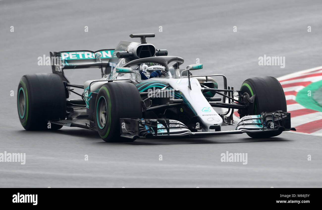 Merecedes' Valtteri Bottas durante la quattro giorni di test pre-stagione sul circuito de Barcelona-Catalunya, Barcellona. Foto Stock