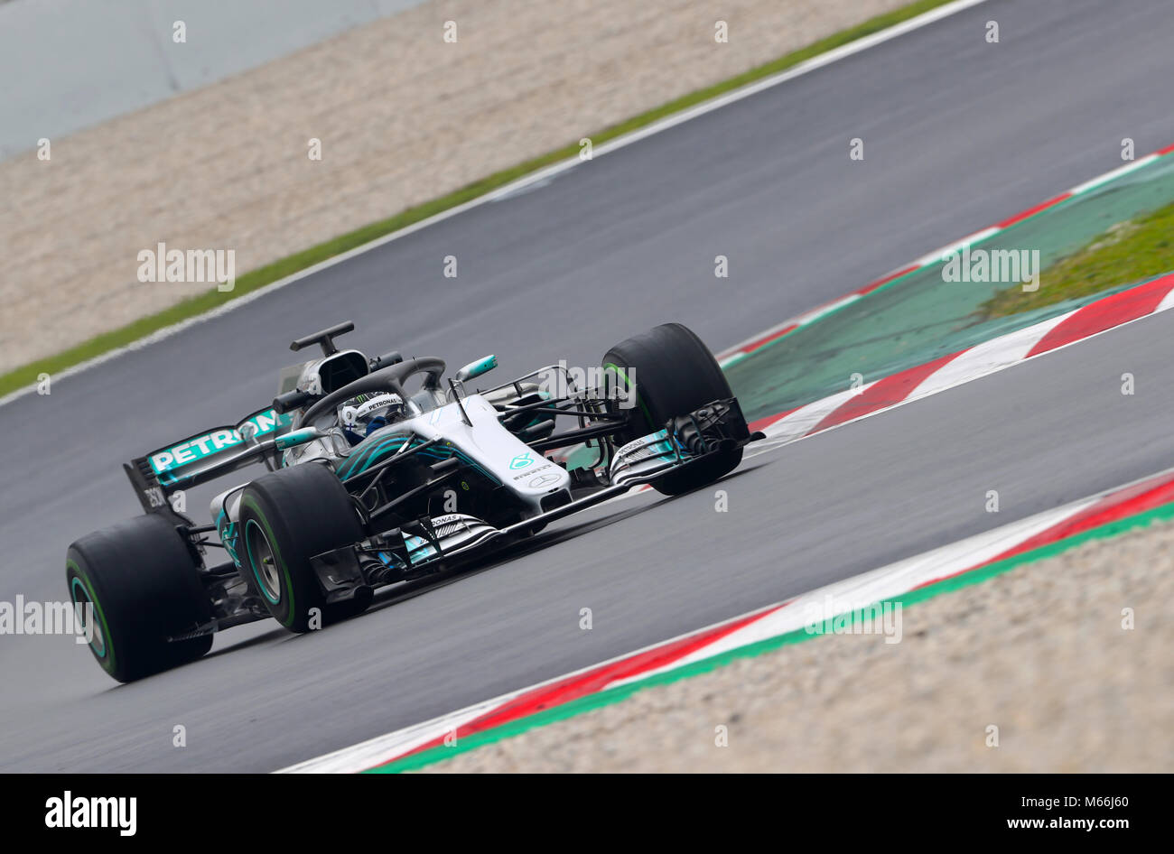 Merecedes' Valtteri Bottas durante la quattro giorni di test pre-stagione sul circuito de Barcelona-Catalunya, Barcellona. Foto Stock