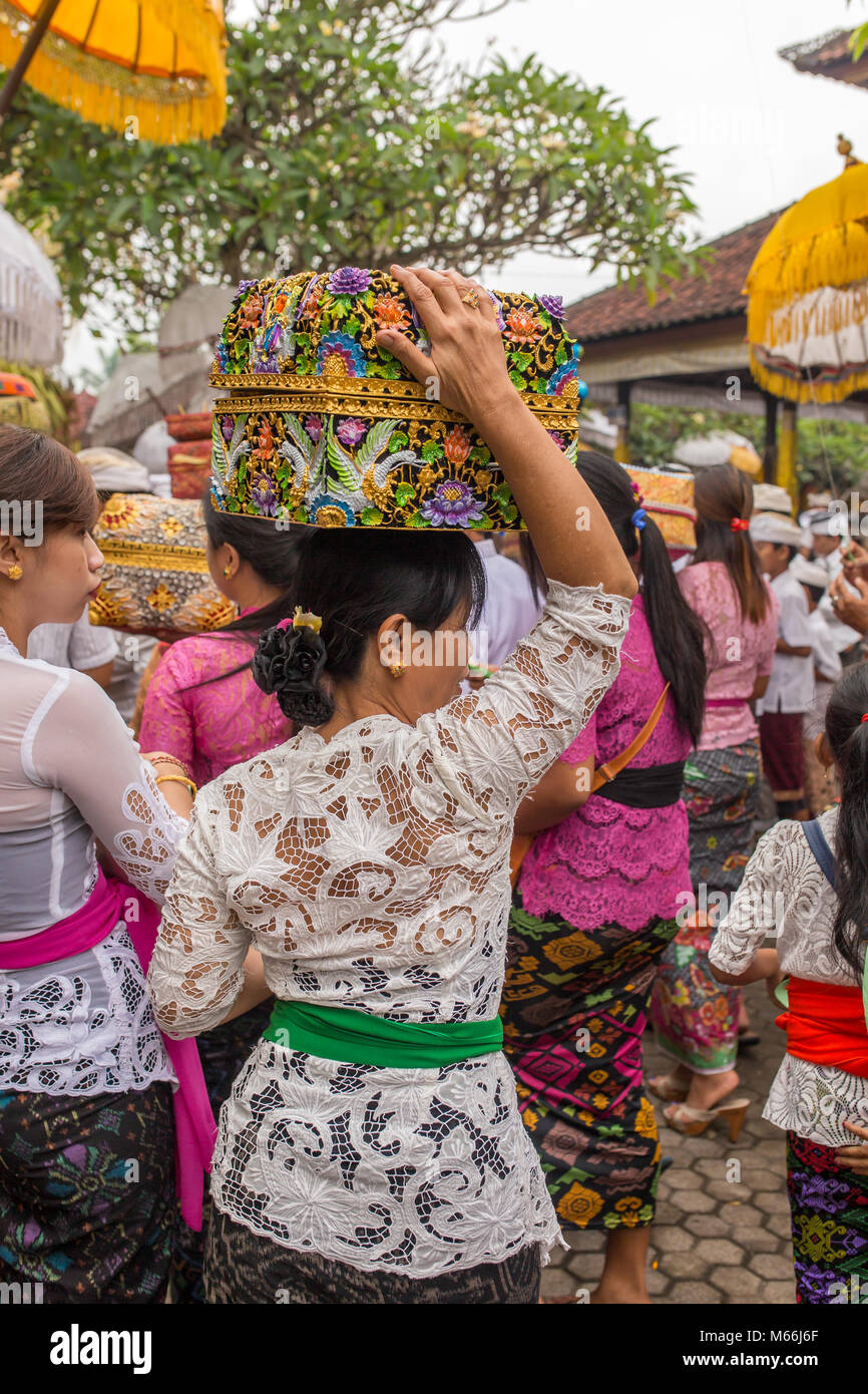 Bali, Indonesia - 17 Settembre 2016: Non identificato donna balinese in abito tradizionale sarong con religiosa offrendo Galungan durante la celebrazione in B Foto Stock