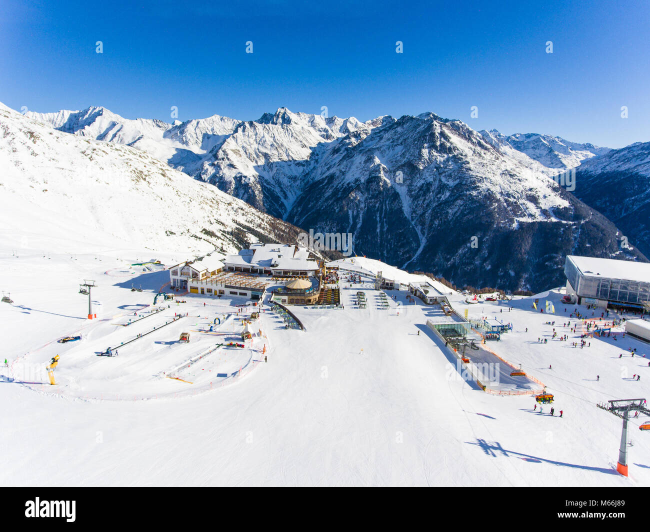 Sciare nelle Alpi. Veduta aerea della pista da sci Foto Stock