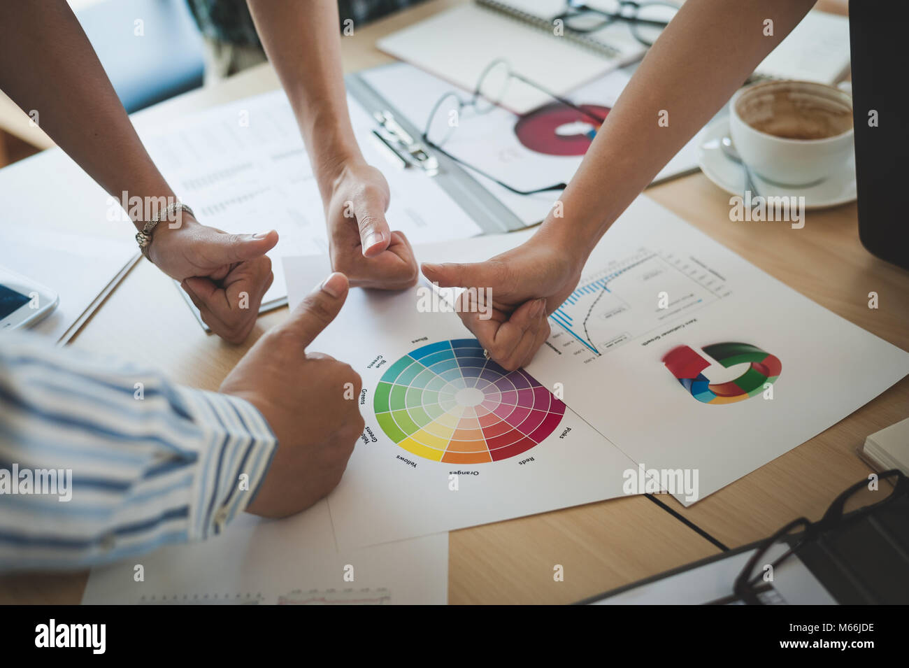 Scena astratta di mano la giunzione con il concetto di partenariato. I giovani lavoratori aziendali di incontro e scambio di idee per il miglior obiettivo e bersaglio. Foto Stock