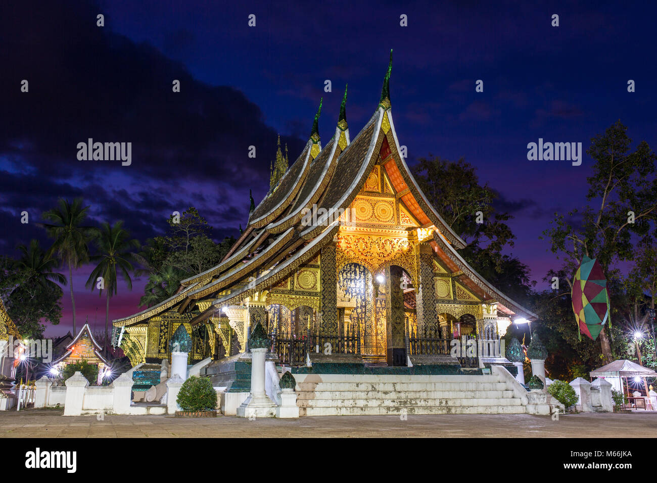 Wat Xieng Thong tempio di notte a Luang Prabang, Laos Foto Stock