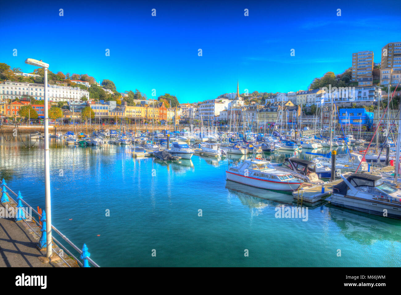 Torquay Devon porto e marina con barche in hdr colorati sotto il sole Foto Stock