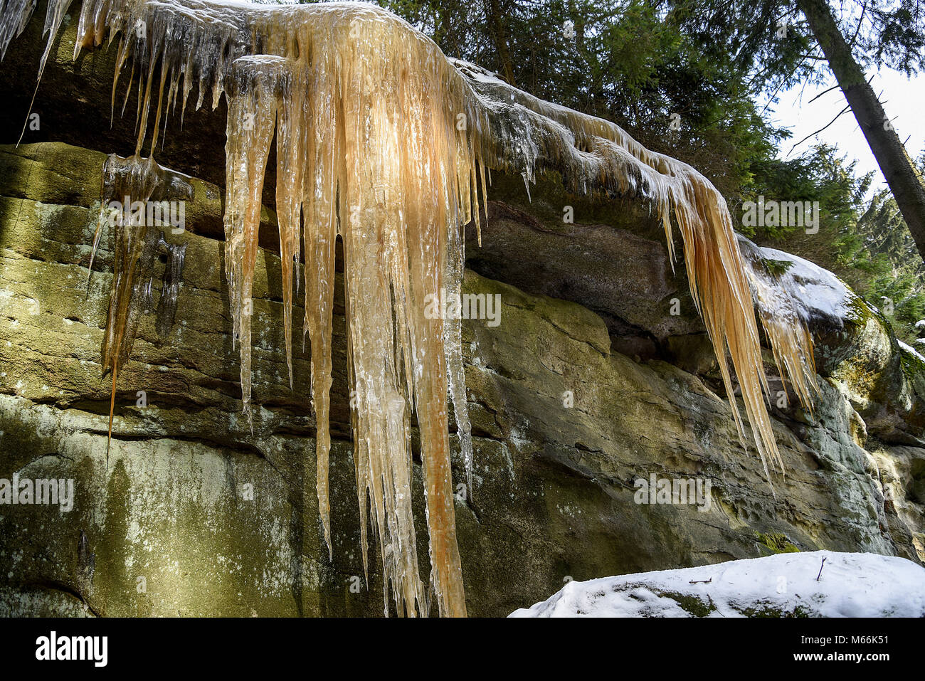Una parte dell'unica Pulcin colorate cascate di ghiaccio è visto nella Pulcin-Hradisko natura nazionale Prenotazione, Regione di Zlin, nella Repubblica ceca il 28 febbraio Foto Stock