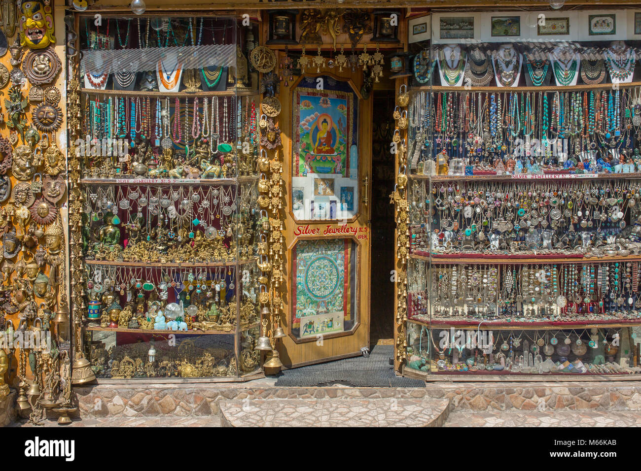 Manali, India - 26 Maggio 2017: tradizionale negozio di souvenir e gioielleria in argento negozio indiano Foto Stock