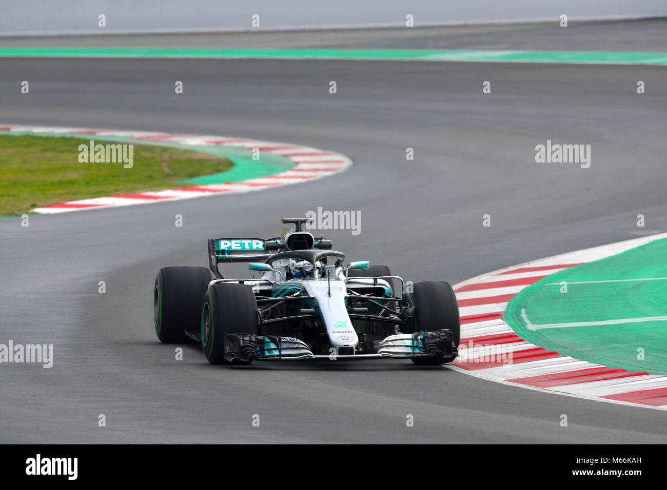 Mercedes' Valtteri Bottas durante la quattro giorni di test pre-stagione sul circuito de Barcelona-Catalunya, Barcellona. Foto Stock