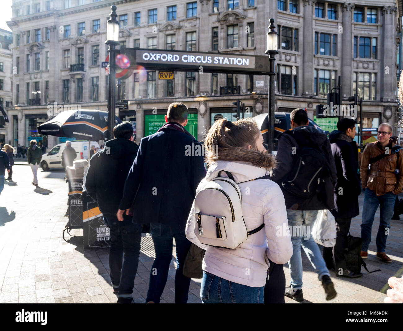 Oxford Circus London, Regent St. Oxford street red bus, taxi occupato con pedoni turisti pendolari REGNO UNITO Foto Stock