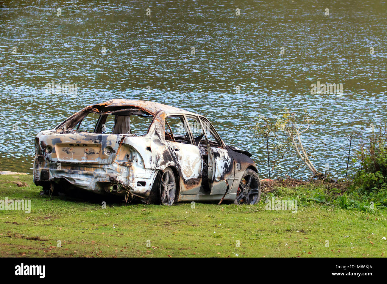 Bruciata auto dal lato del lago in inglese Foto Stock