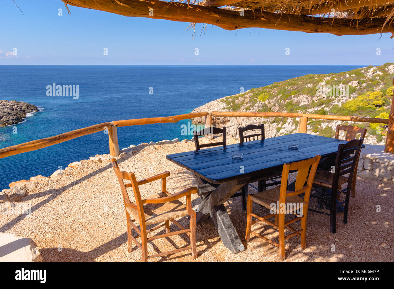 Taverna Greca sulla scogliera con vista del mare blu dell'acqua. L'isola di Zante. Zante Grecia Foto Stock