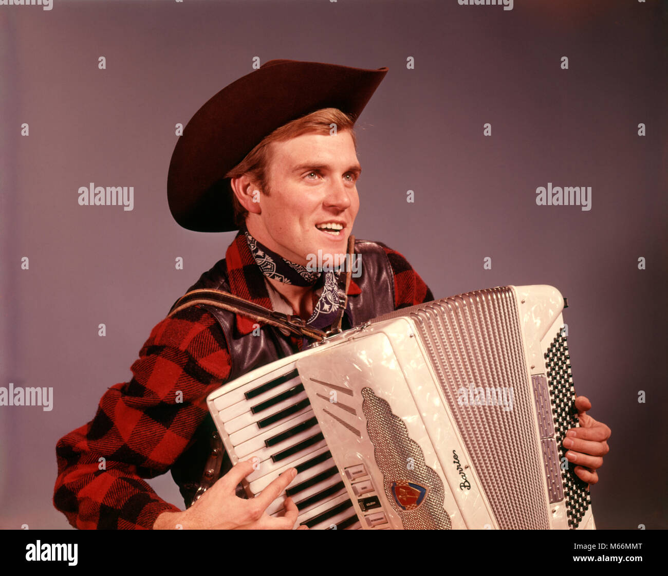 Anni sessanta uomo sorridente indossando il cappello da cowboy giocando country western musica sulla fisarmonica - km1280 HAR001 HARS STUDIO SHOT RURAL UNA SOLA PERSONA LANA spazio copia di metà lunghezza di caratteri interni occidentale PLAID PROFESSIONE ENTERTAINMENT AMERICANA NOSTALGIA 20-25 anni 25-30 anni cowboy performing arts singolo oggetto occupazione felicità Accordion Performer allegro carriere canzone VOCAL INTRATTENITORE SORRISI STRUMENTO MUSICALE gioiosa eseguire vocalizzi VOCALS ATTORI INTERPRETI CANZONI ANIMATORI MASCHI GIOVANI ADULT MAN BLACK HAT etnia caucasica country western occupazioni in vecchio stile persone SQUEEZEBOX Foto Stock