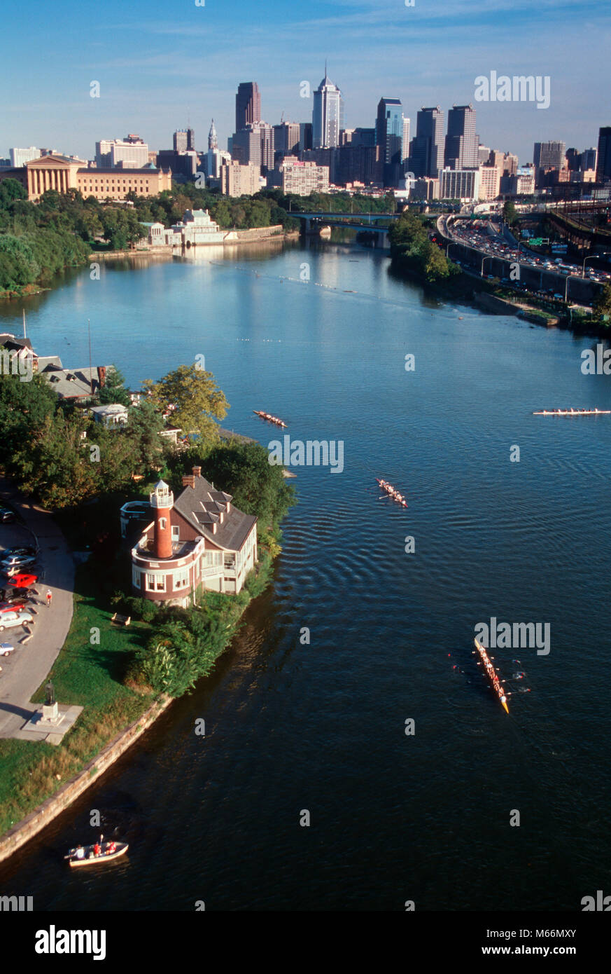 Anni Novanta vista aerea del fiume SCHUYLKILL e dello skyline di Filadelfia in Pennsylvania USA - kp6145 DEG002 HARS KEYSTONE MEMBRO DAYLIGHT EDIFICIO DELAWARE VALLEY VISTA AEREA BOATHOUSE ROW fraternamente la culla della libertà in vecchio stile SCULLERS SKIFF Foto Stock