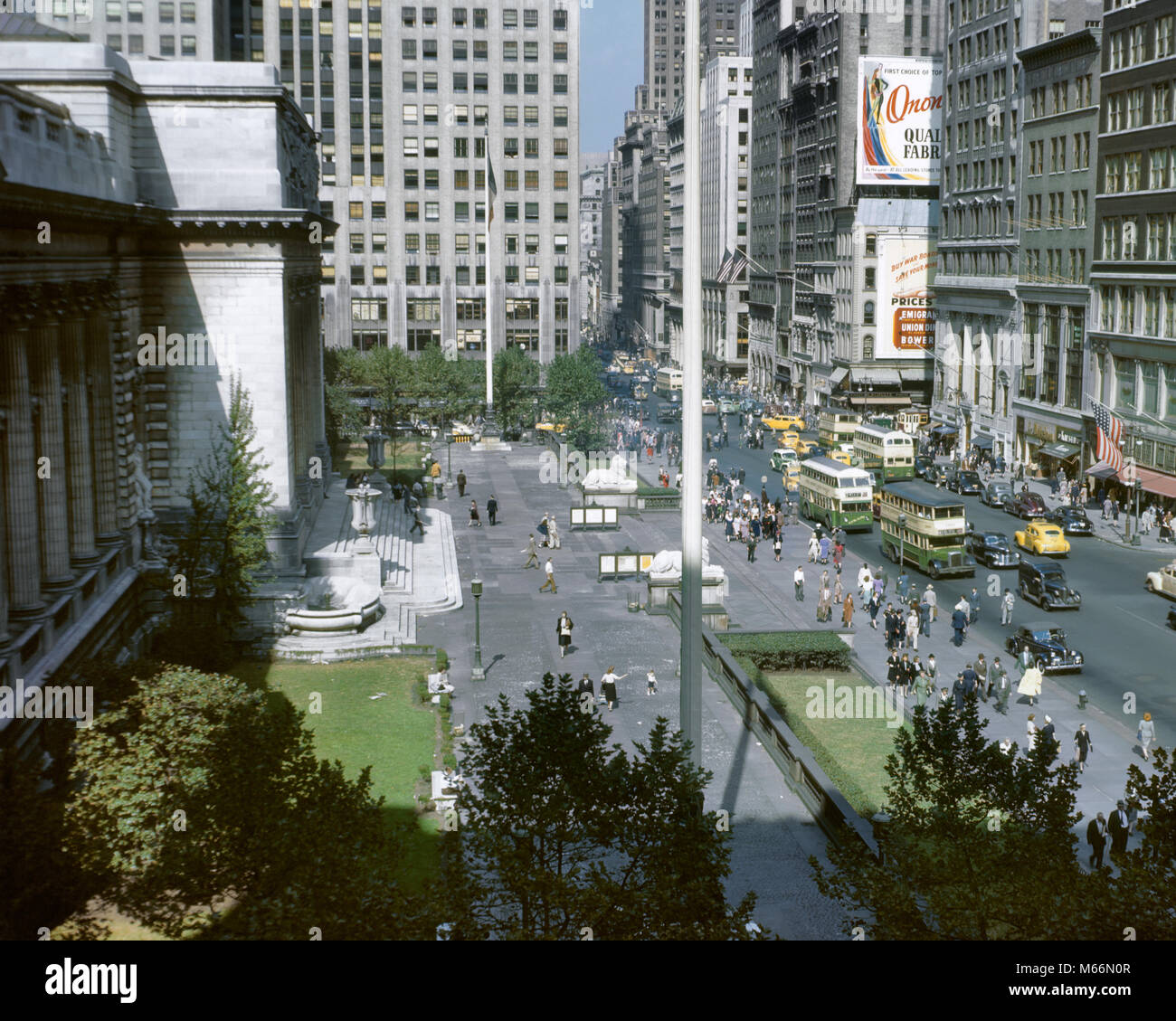 1940s ricerca di Fifth Avenue di tutta la parte anteriore della biblioteca pubblica Midtown Manhattan New York STATI UNITI D'AMERICA - kr132199 CPC001 HARS in vecchio stile Foto Stock