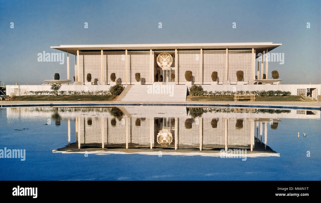 Anni sessanta ambasciata americana costruito 1954 da architetto americano Edward DURELL STONE NEW DELHI INDIA - kr132234 CPC001 HARS SUBCONTINENTE INDIANO Foto Stock