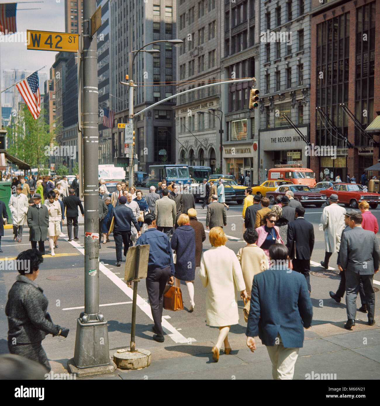 Anni sessanta PRIMAVERA SHOPPERS attraversando via Fifth Avenue e la 42th Street Manhattan NYC USA - kr132236 CPC001 HARS MASCHI PRIMAVERA 42ND BIG APPLE CROSSWALK in vecchio stile persone Foto Stock