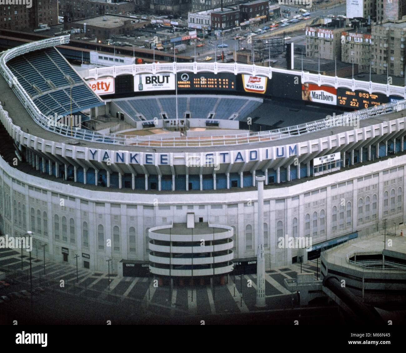 Anni ottanta Yankee Stadium demolita nel 2009 BRONX NEW YORK CITY USA - kr40280 PHT001 HARS MLB VECCHIA CATTEDRALE DI BASEBALL LA CASA CHE RUTH costruito Yankee Stadium Foto Stock