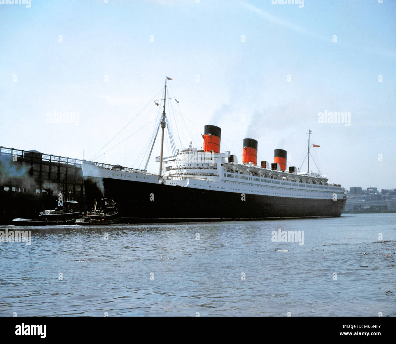 Anni Cinquanta la nave di crociera QUEEN MARY backup fuori del lato ovest del molo SUL VIAGGIO IN EUROPA MANHATTAN NEW YORK CITY USA - ks38456 CPC001 HARS fiume Hudson in vecchio stile West Side Foto Stock