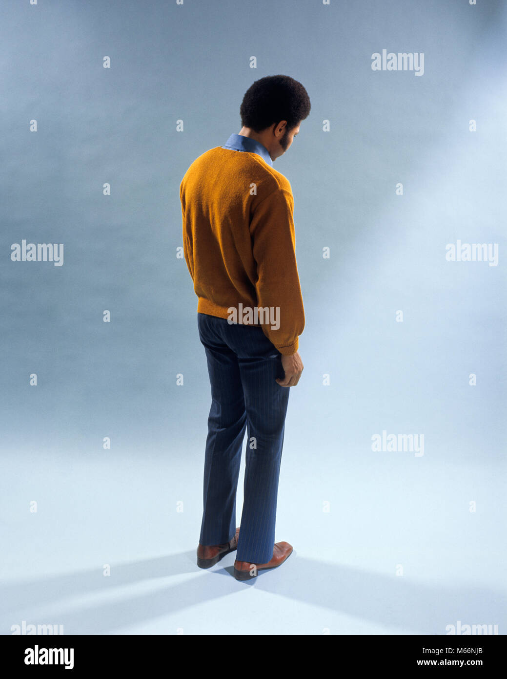 Anni Settanta afro-americano TORNA ALLA TESTA DELLA TELECAMERA VERSO IL BASSO triste premuto - KS8239 HAR001 HARS afro-americani afro-americano etnia neri americani Africani AFRICAN AMERICAN RESPINTA VISTA POSTERIORE sconsolato guardando in giù i maschi a metà adulto metà uomo adulto miserabile giovane uomo adulto abbattuto a testa in giù in vecchio stile persone Foto Stock