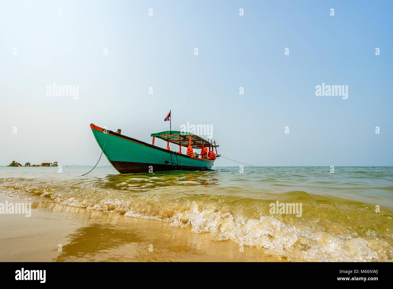 Bellissima spiaggia, Otres Spiaggia, a Sihanoukville, Cambogia. Barca sulla spiaggia Foto Stock