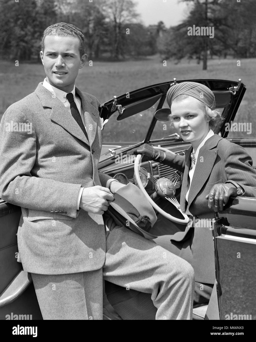 1930s giovane donna seduta NEL SEDILE DEL CONDUCENTE DI autovettura convertibile uomo APPOGGIATO SULLA PORTA APERTA AZIENDA HAT - m161 HAR001 HARS femmine coniuge sposato mariti HOME VITA DI LUSSO spazio copia amicizia a mezza lunghezza LADIES COPPIE DI AUTOMOBILE FIDUCIA NOSTALGIA DI TRASPORTO spettatori convivere 20-25 anni 25-30 anni indossare giacca e cravatta mogli stili di rilevamento Auto mode la cooperazione Automobili Veicoli ESCAPE CONDUCENTE metà maschi adulti metà uomo adulto a metà donna adulta B&W in bianco e nero di etnia caucasica in vecchio stile persone ESTATE Foto Stock
