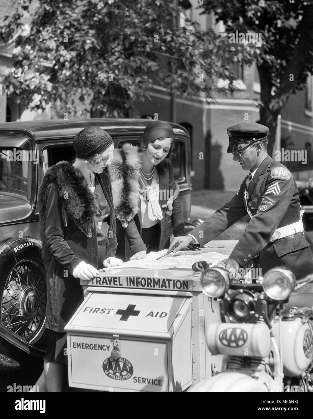 Negli anni Trenta due donne gli automobilisti a parlare con AAA SERVIZIO MOBILE officer di equitazione SERVIZIO STRADALE E PRIMO SOCCORSO EMERGENCY SIDECAR - m3758 HAR001 HARS Carriera Comunicazione veicolo giovane adulto sicurezza aiuto informazioni perse CAUCASIAN GIOIA LIFESTYLE SODDISFAZIONE femmine a tutta lunghezza LADIES AUTOMOBILE CARING OFFICER PROFESSIONE DI FIDUCIA NOSTALGIA DI TRASPORTO LE DIREZIONI 20-25 anni 25-30 ANNI DI OCCUPAZIONE DI SUCCESSO felicità mappe avventura protezione libero servizio clienti assistenza auto carriere emozione conoscenza Direzione Innovazione sostegno occupazione Automobili Veicoli piccolo gruppo di persone Foto Stock