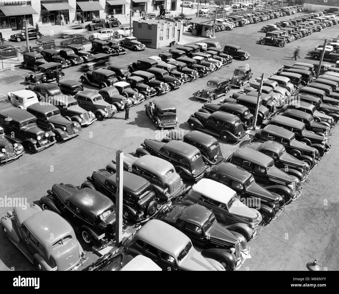 1930s vista aerea guardando in giù sul parcheggio affollata piena di macchine parcheggiate - m7140 HAR001 HARS in vecchio stile Foto Stock