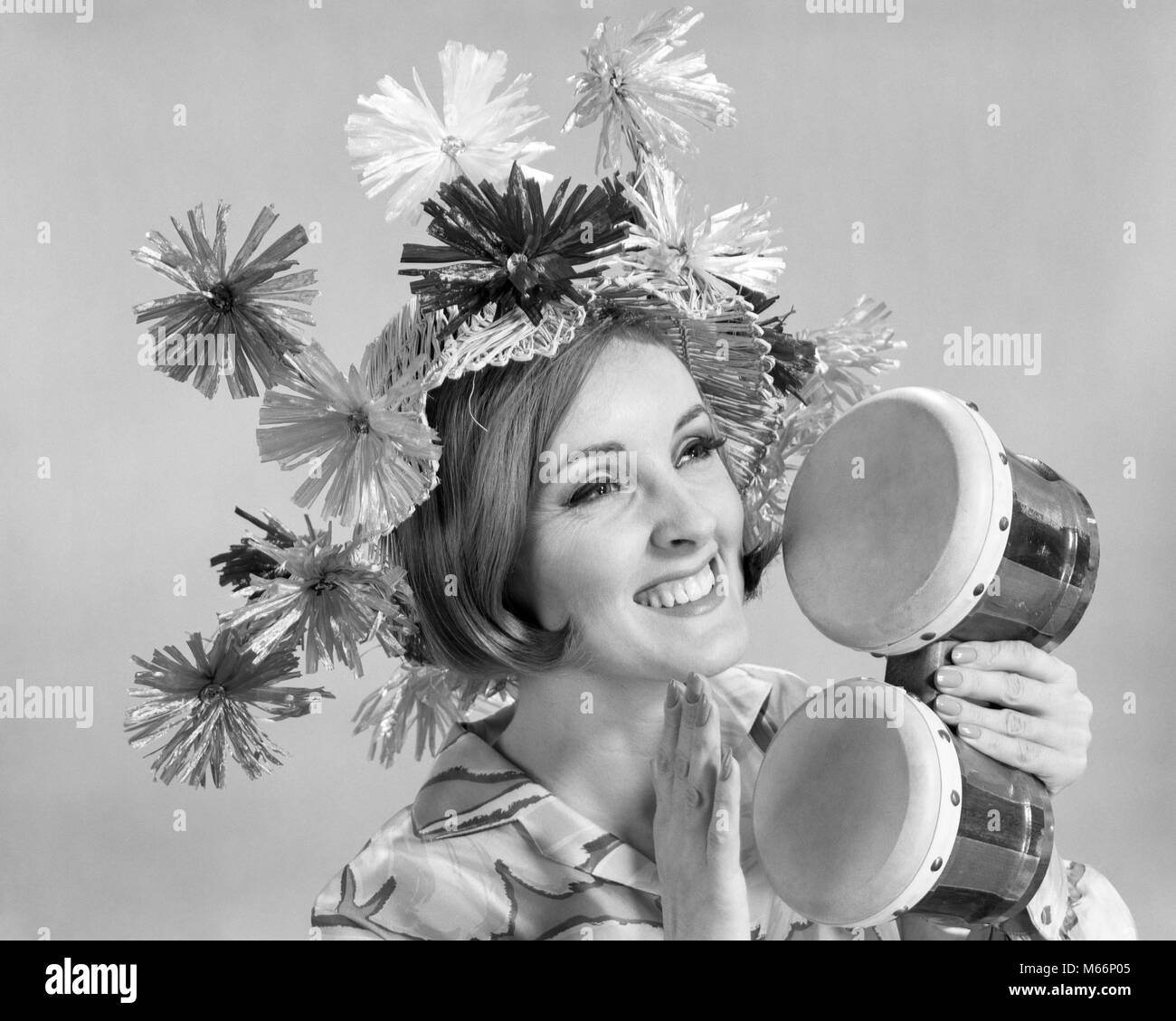 Anni sessanta donna sorridente WAEARING pippo cappello di paglia a giocare i tamburi di bongo - m7415 HAR001 HARS LADIES TAMBURI DEI CARAIBI IN INTERNI PARTYING NOSTALGIA 20-25 anni bizzarro felicità strana testa e spalle emozione ZANY 18-19 anni i sorrisi non convenzionale creatività gioiosa pippo idiosincratiche divertente BEAT RITMO eccentrico giovane donna adulta B&W IN BIANCO E NERO BONGO CALYPSO etnia caucasica irregolare festosa di vecchio stile persone Foto Stock