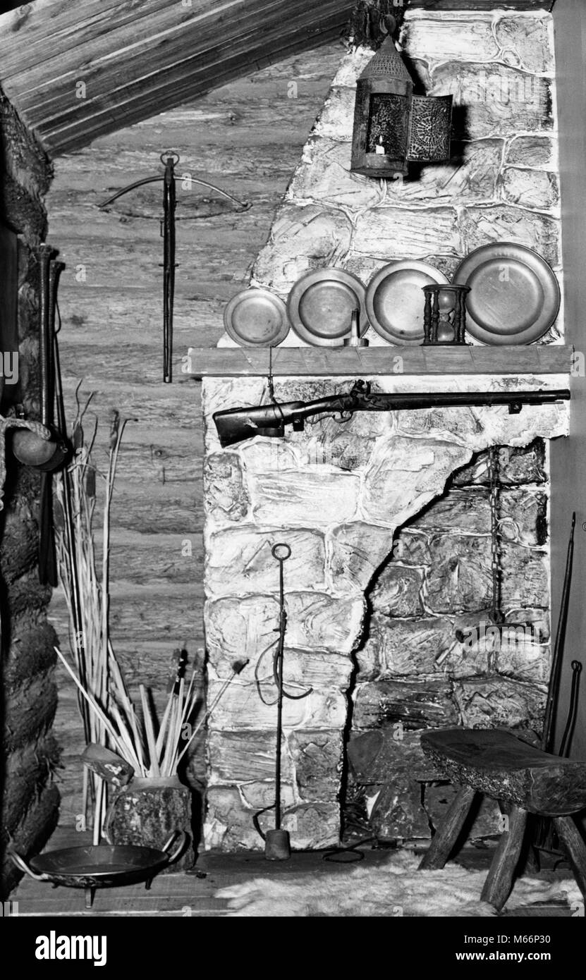 1600s 1620 ANGOLO DI INIZIO coloniale americana Log Cabin camino in pietra MANTEL GUN PELTRO piastre forate TIN Lampadina a candela - o4035 HAR001 HARS in vecchio stile Foto Stock