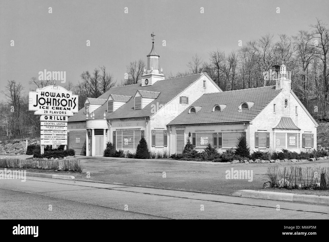 1940s Howard Johnson stradale segni ristorante chiuso per la durata a causa di carenza di manodopera A BENZINA FORT LEE NJ USA - Q43061 CPC001 HARS in vecchio stile Foto Stock