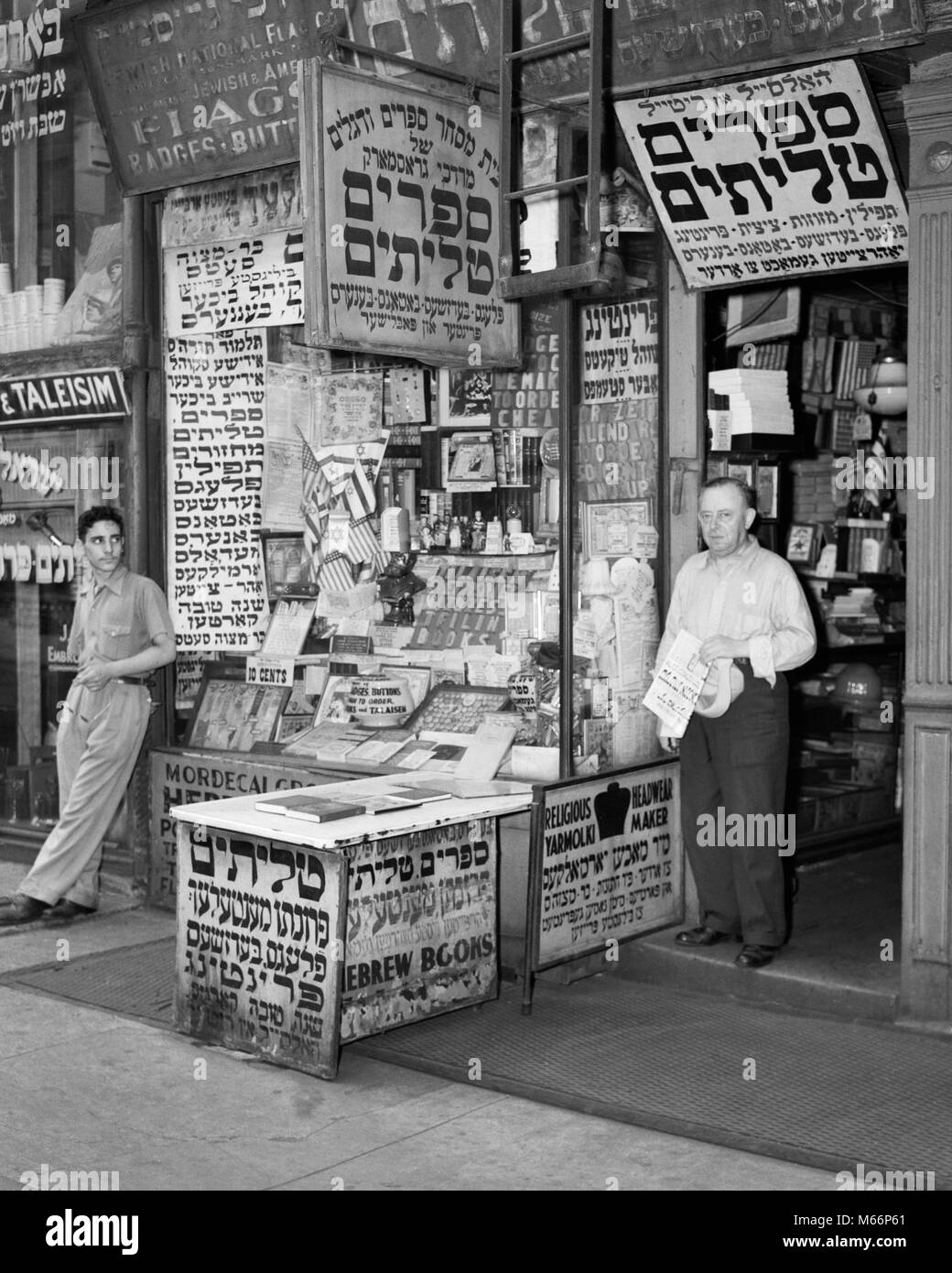 1940s Lower East Side shop segno per bandiere libri pulsante badge in yiddish alfabeto ebraico MANHATTAN NEW YORK CITY USA - Q44202 CPC001 HARS nostalgia di mezza età uomo di mezza età 20-25 anni 45-50 anni 50-55 anni lingua alfabeto ASSISTENZA CLIENTI GOTHAM 18-19 anni etnia NYC COSTA EST NEW YORK CITTÀ STOREFRONT NEW YORK CITY MASCHI GIOVANI ADULT MAN B&W scudetti in bianco e nero di etnia caucasica Ebraico Ebraico giudeo sostentamento Lower East Side di vecchio stile persone yiddish Foto Stock