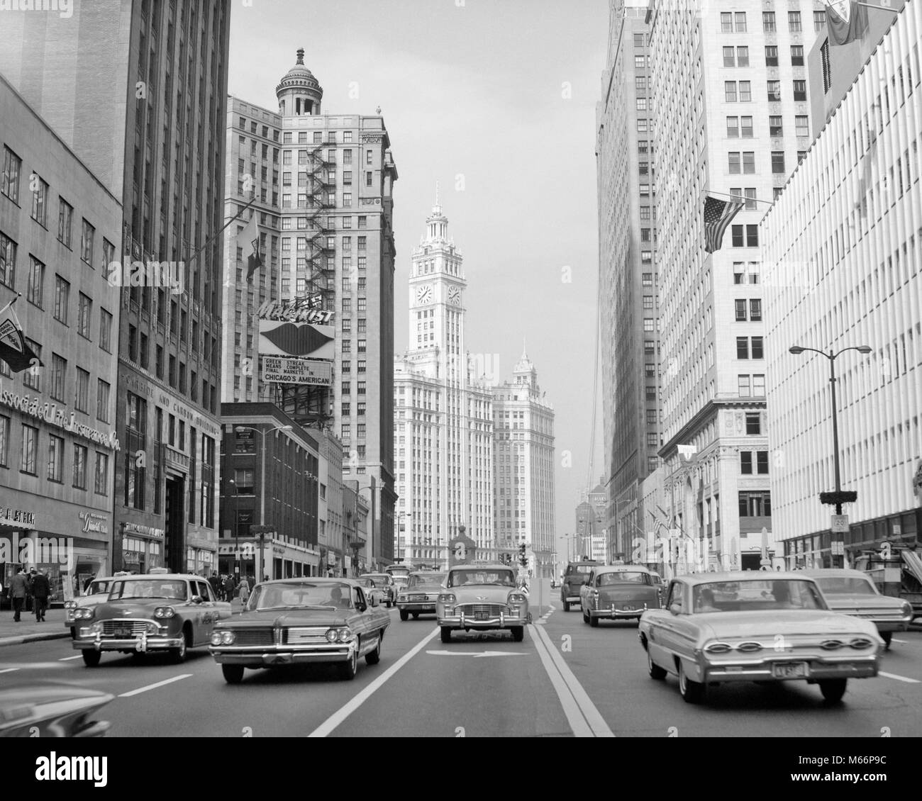 1960s 1963 CHICAGO IL USA MICHIGAN AVENUE TRAFFICO WRIGLEY BUILDING - Q63303 CPC001 HARS WRIGLEY Foto Stock