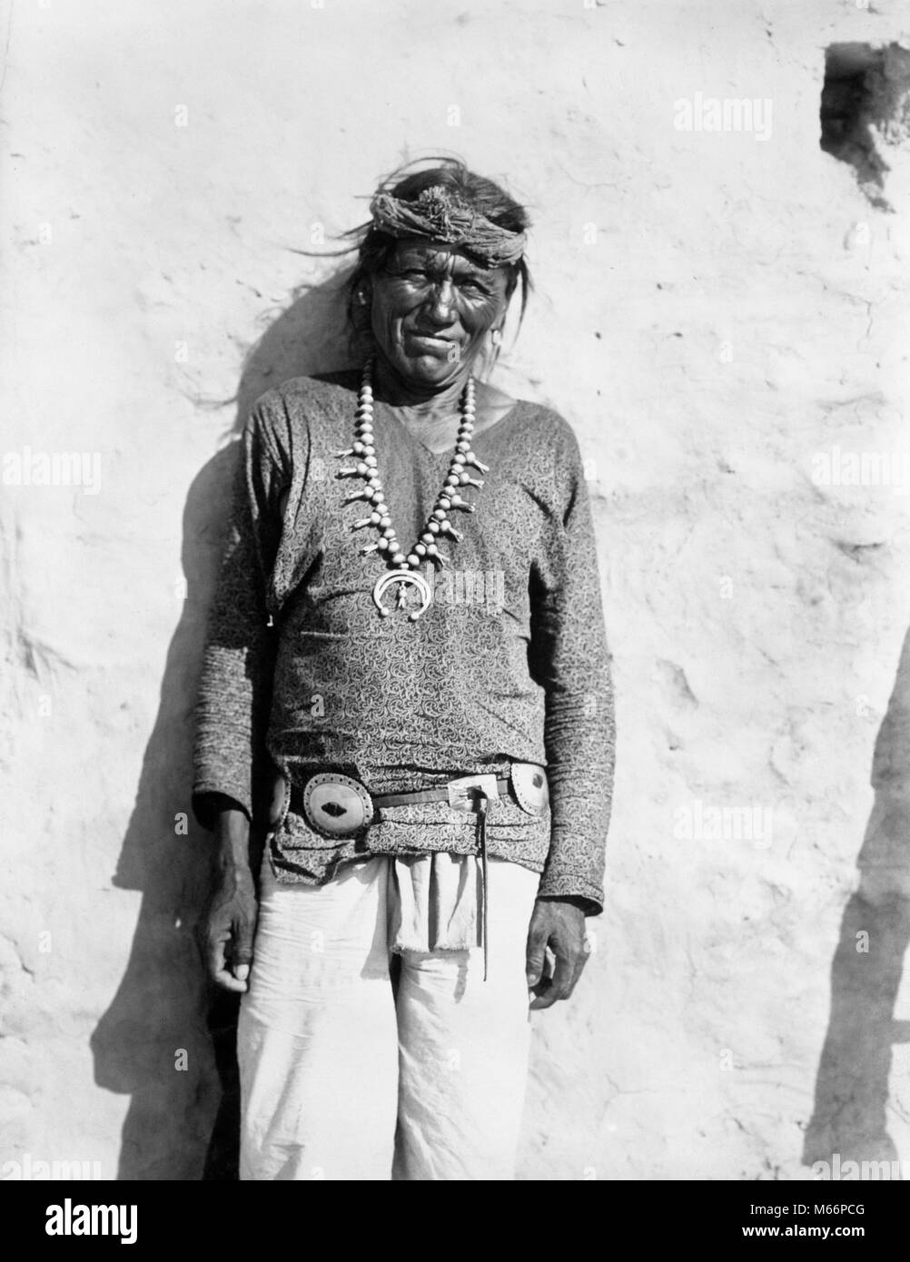 1890 1890 ritratto dei nativi americani HOPI INDIAN uomo sorridente indossando SQUASH BLOSSOM NECKLACE GUARDANDO TELECAMERA - Q73422 CPC001 HARS uomo di mezza età il contatto visivo 50-55 anni 55-60 anni storico NORTH AMERICAN FELICITÀ BLOSSOM strizzare gli occhi 1890 Sorrisi gioiosa NATIVE AMERICAN 1890 maschi nativi americani B&W IN BIANCO E NERO DEGLI HOPI indigeni guardando la fotocamera in vecchio stile persone SQUASH BLOSSOM Foto Stock