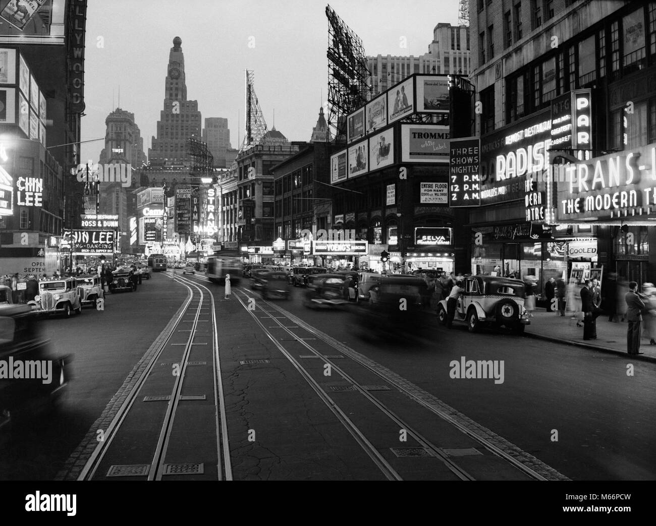 1930s 1934 NOTTE STREET SCENE SU BROADWAY GUARDANDO A SUD DI TIMES SQUARE A NEW YORK CITY USA - Q74069 CPC001 HARS in vecchio stile Foto Stock