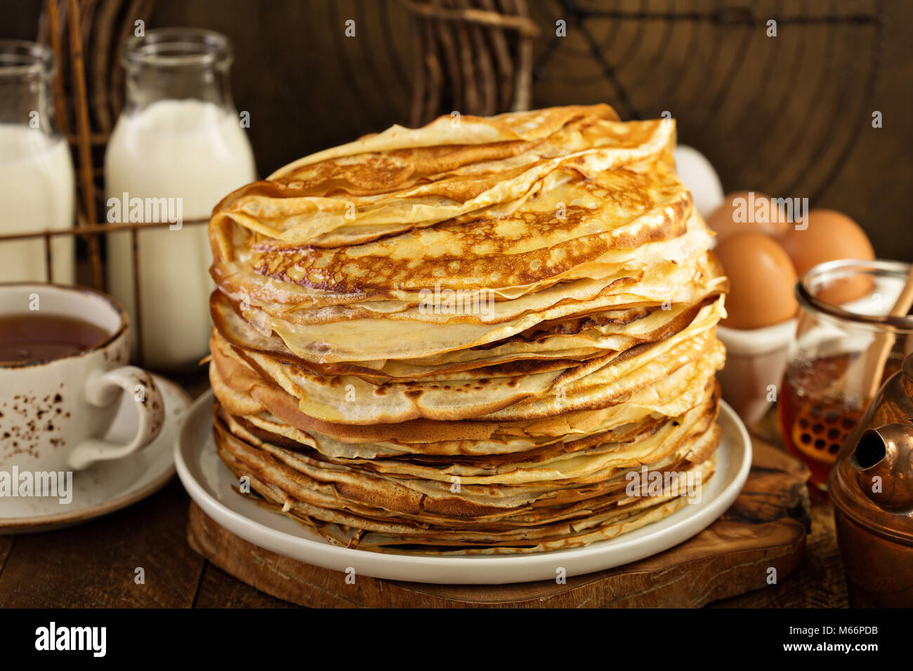 Grande pila di crepes fatte in casa o crespelle sottili Foto Stock