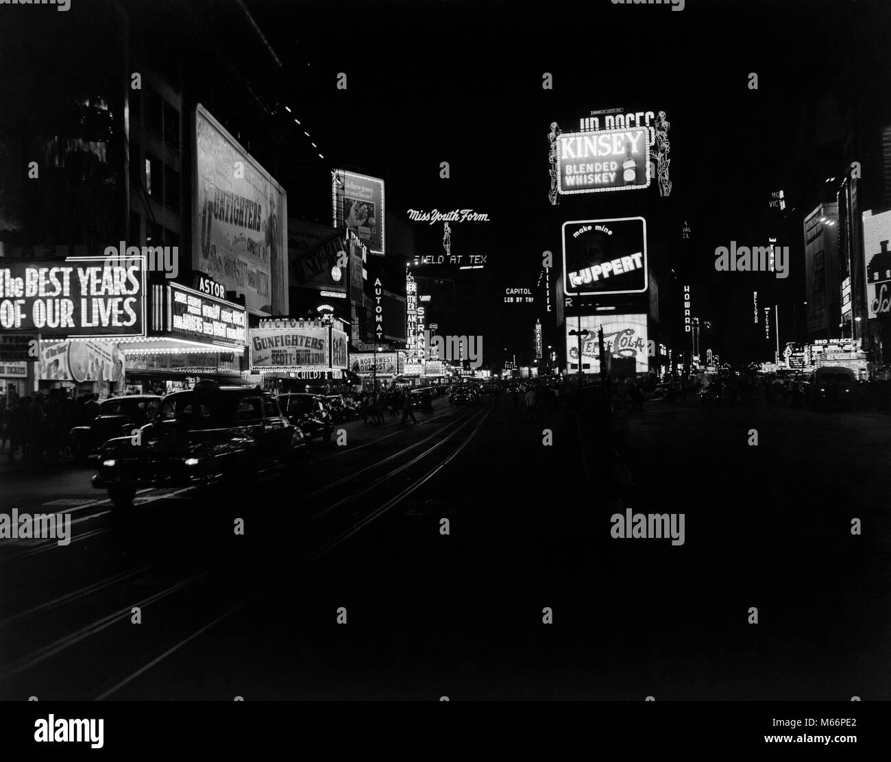 1940s TIMES SQUARE DI NOTTE BROADWAY 45TH STREET CIRCA 1947 NEON MARQUEES CINEMA TAXI MANHATTAN NEW YORK STATI UNITI D'AMERICA - r1003 HAR001 HARS CIRCA MARQUEES TAXI TEATRI 45TH B&W BIG APPLE IN BIANCO E NERO grande strada bianca in vecchio stile i migliori anni della nostra vita Foto Stock