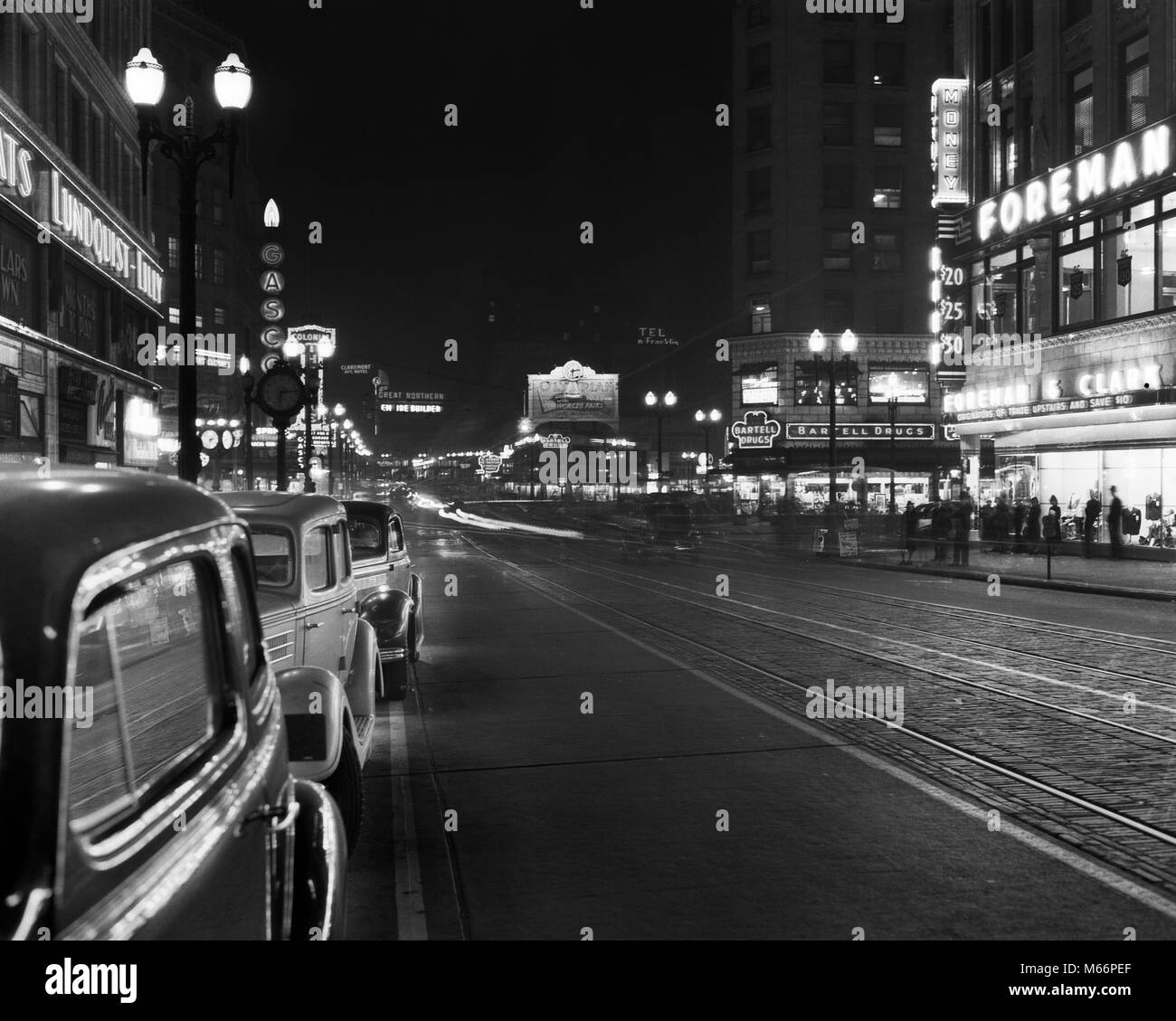 1930s 1940 notte insegne al neon e automobili parcheggiate lungo 4TH AVENUE SEATTLE WASHINGTON STATI UNITI D'AMERICA - r12877 HAR001 HARS WA Foto Stock