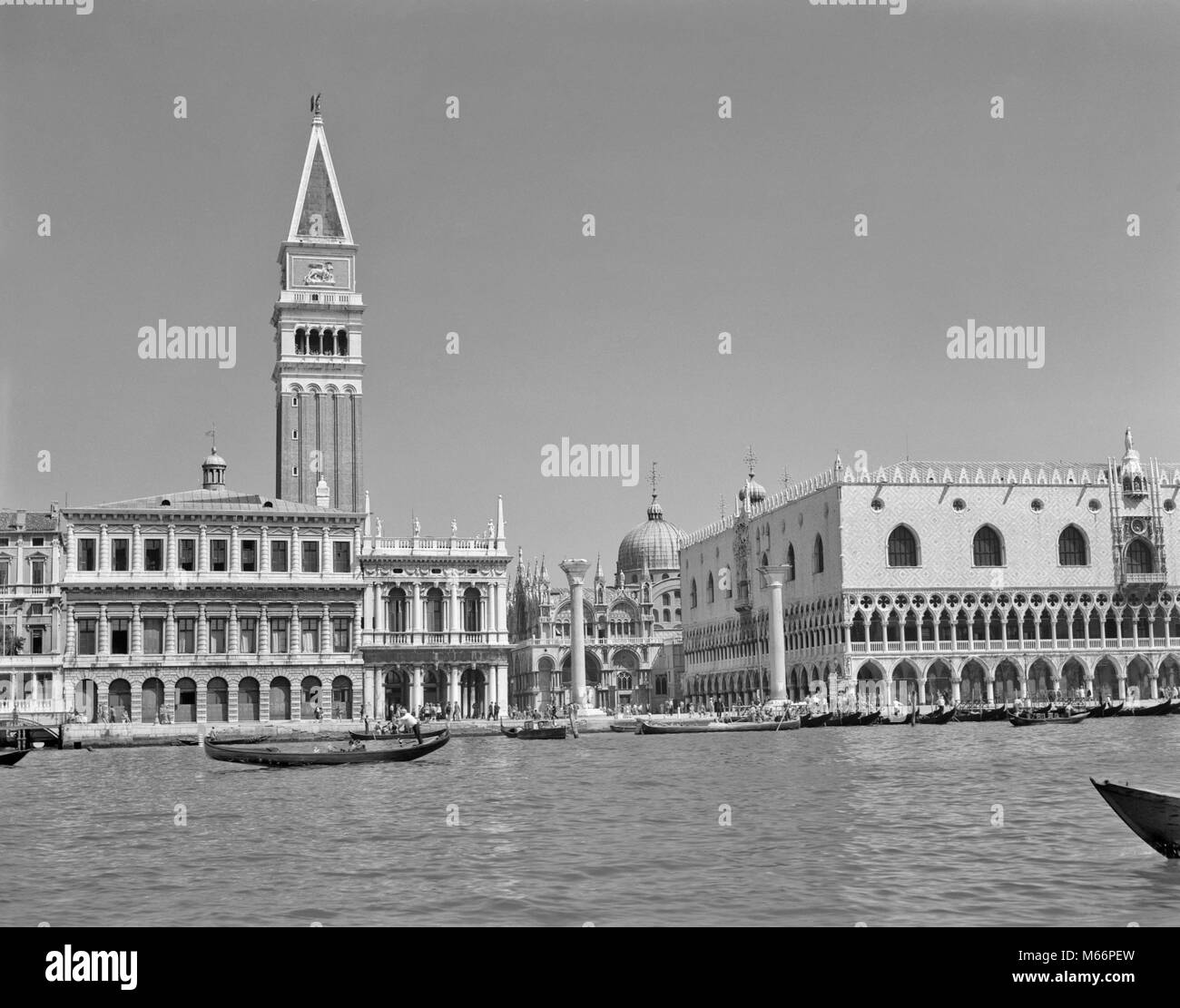 Anni Cinquanta anni sessanta il palazzo dei dogi e delle gondole in porto a Venezia Italia - r13722 BAU001 HARS VENEZIA Foto Stock