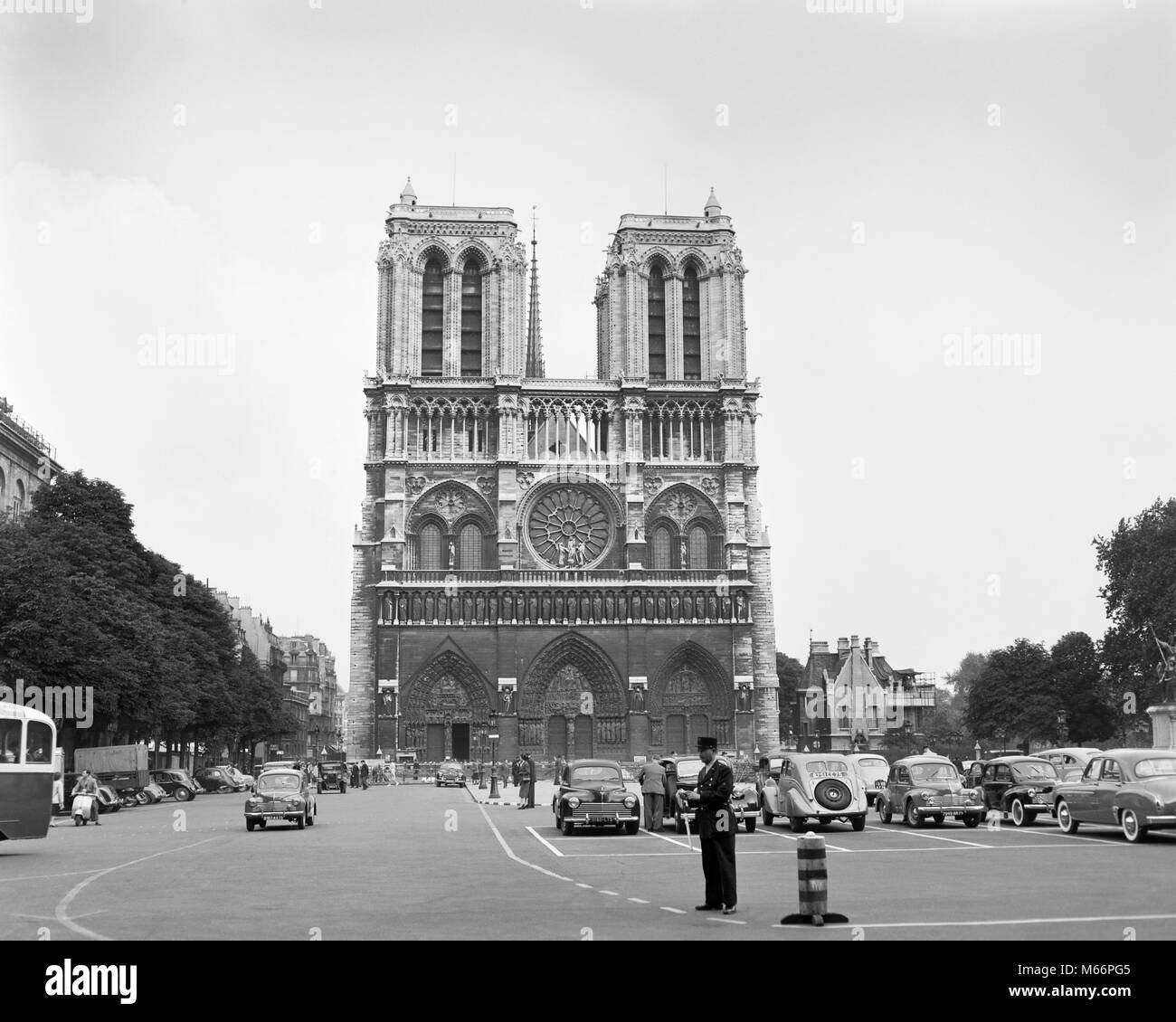 Anni Cinquanta LA CATTEDRALE DI NOTRE DAME unico anonimo stagliano uomo pedonale ILE DE LA CITE PARIGI FRANCIA - r2622 può001 HARS MID-ADULT MAN B&W IN BIANCO E NERO ILE DE LA CITE NOTRE DAME DI NOTRE-DAME DI NOTRE-DAME DI NOTRE-DAME DE PARIS in vecchio stile persone Foto Stock