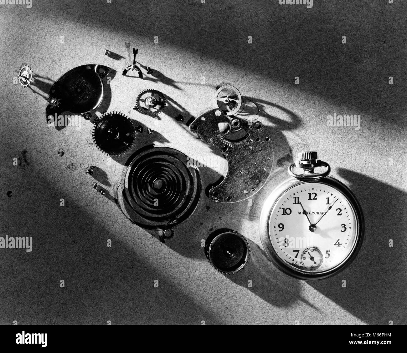 1940s orologio da tasca e parti molle MECCANISMO DI INGRANAGGI IN LUCE drammatica - s10161 HAR001 HARS guardare Foto Stock