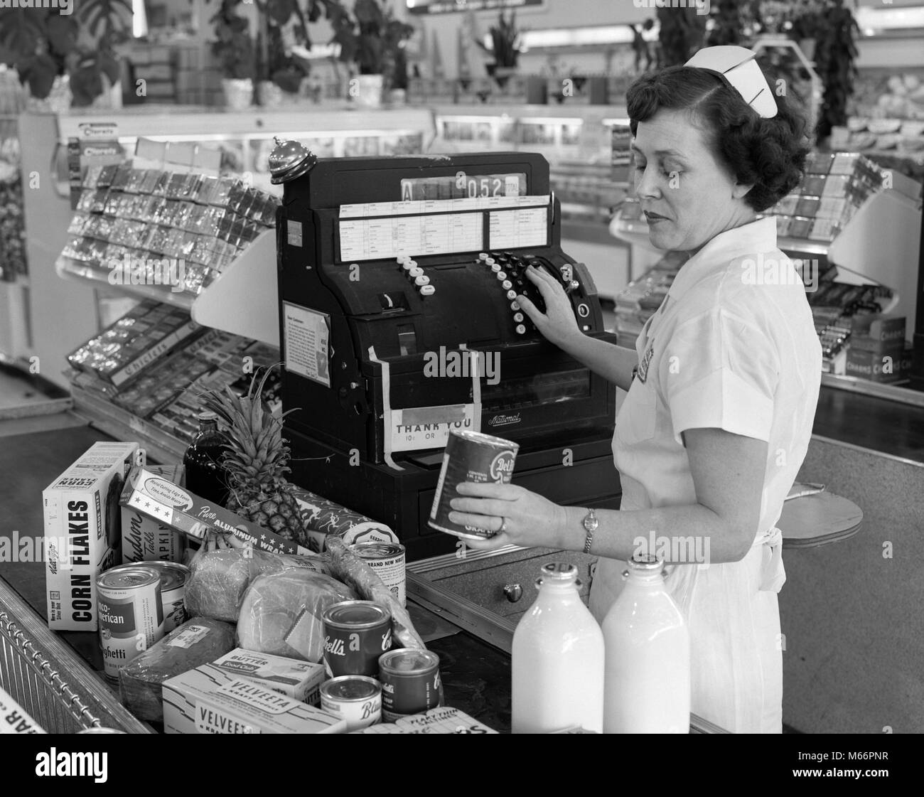 Anni Cinquanta donna alimentari cassiere suoneria acquisti alimentari - S5483 HAR001 HARS FEMMINE POSTI DI LAVORO UNA SOLA PERSONA NEGLI STATI UNITI di metà lunghezza cari STATI UNITI D'AMERICA ALL'INTERNO NOSTALGIA NORD AMERICA 40-45 anni 45-50 anni specialità Competenze occupazione prezzo elevato angolo squilla il servizio clienti bottiglia di latte a metà adulto metà donna adulta B&W in bianco e nero di etnia caucasica CHECK OUT MANUALE registro di cassa di occupazioni in vecchio stile persone acquisti Foto Stock