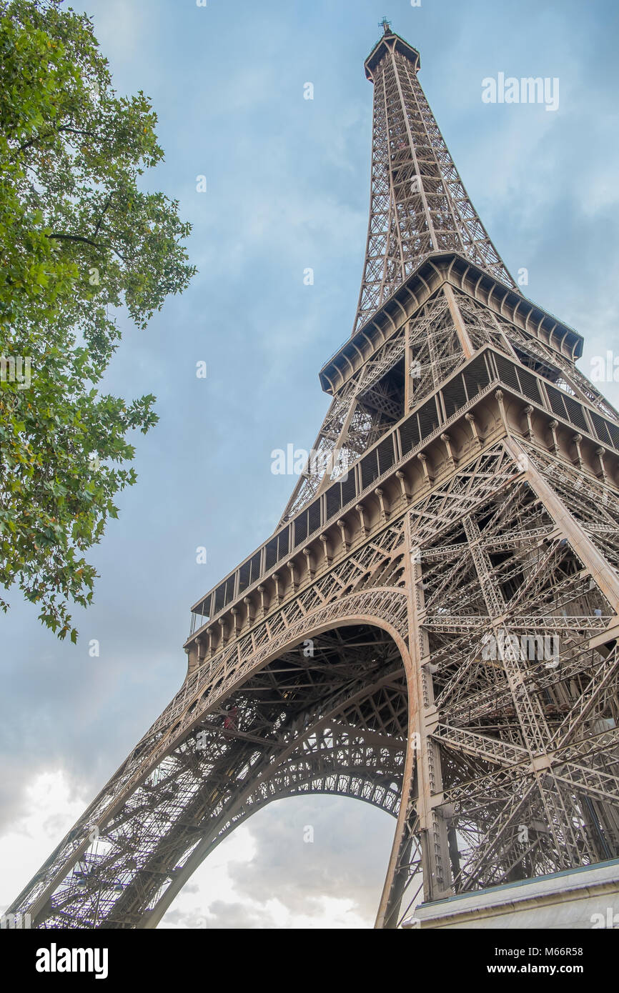 Sotto la Torre Eiffel Foto Stock
