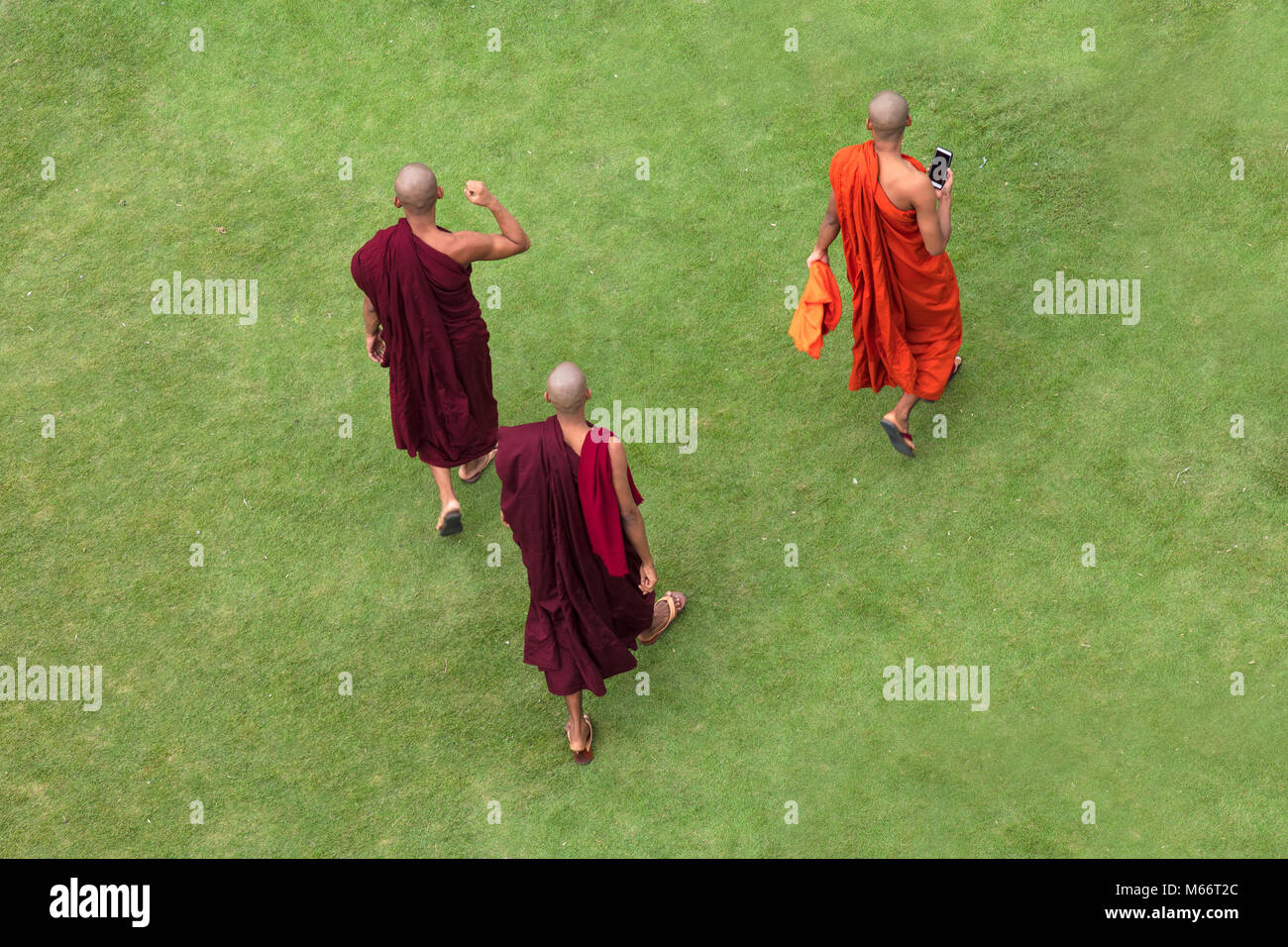 Tre giovani monaci visto da sopra. Mandalay Royal Palace, Myanmar (Birmania). Foto Stock