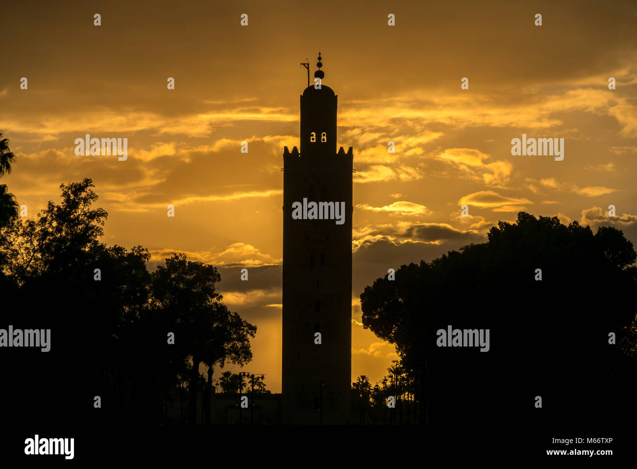 Silhouette del minareto della moschea di Koutoubia al tramonto, Marocco Foto Stock
