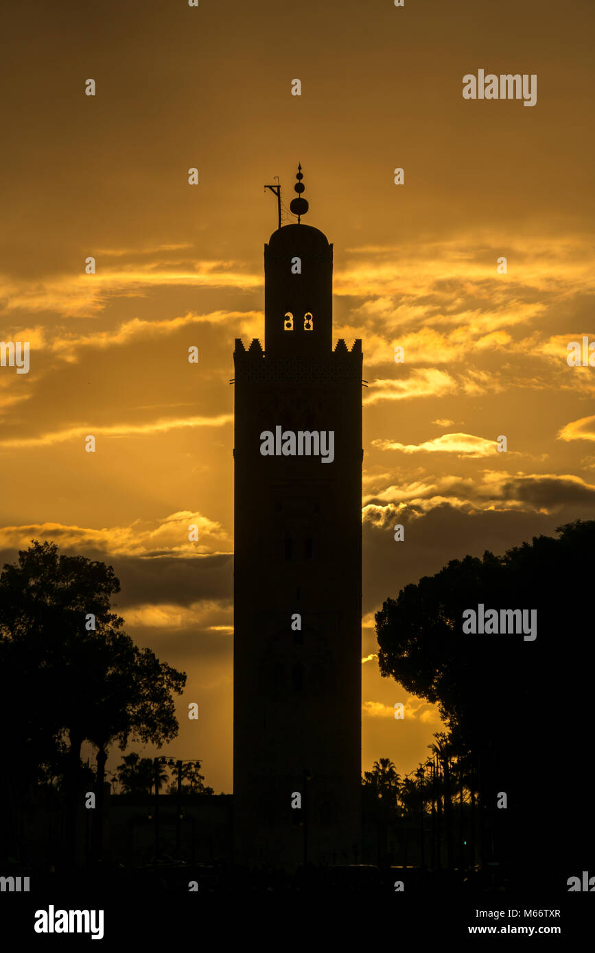 Silhouette del minareto della moschea di Koutoubia al tramonto, Marocco Foto Stock