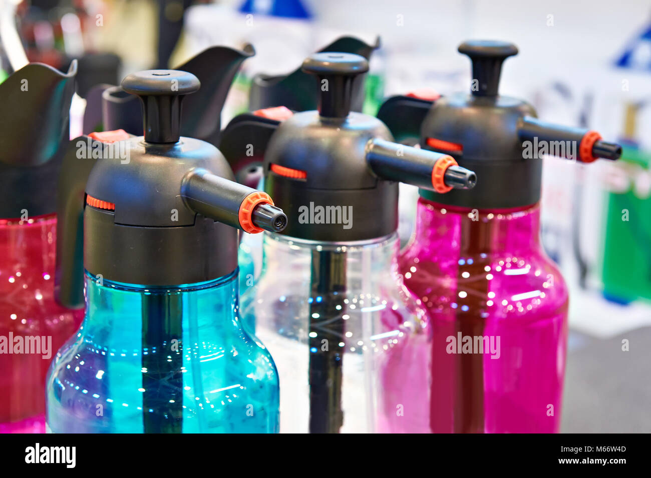 In plastica colorata per uso domestico di acqua spray Foto Stock