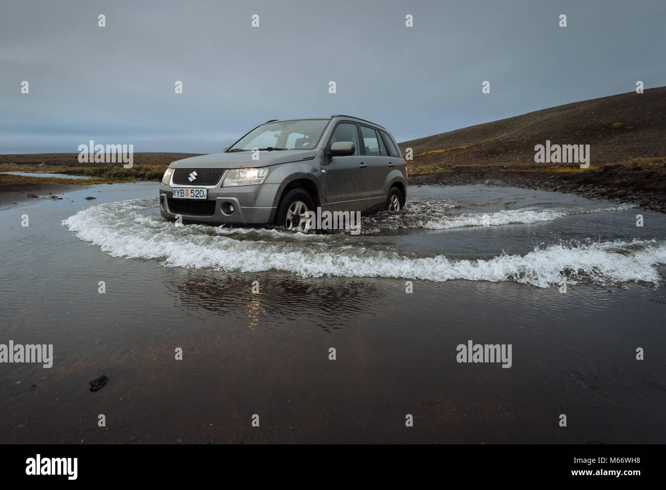 Fuoristrada aziona attraverso waterfurt, Sprengisandur highland road, Islanda Foto Stock