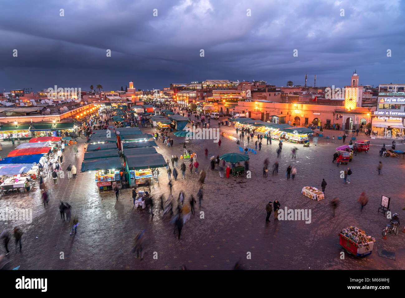 Djemaa El Fnaa piazza del mercato al crepuscolo, Marrakech, Marocco Foto Stock