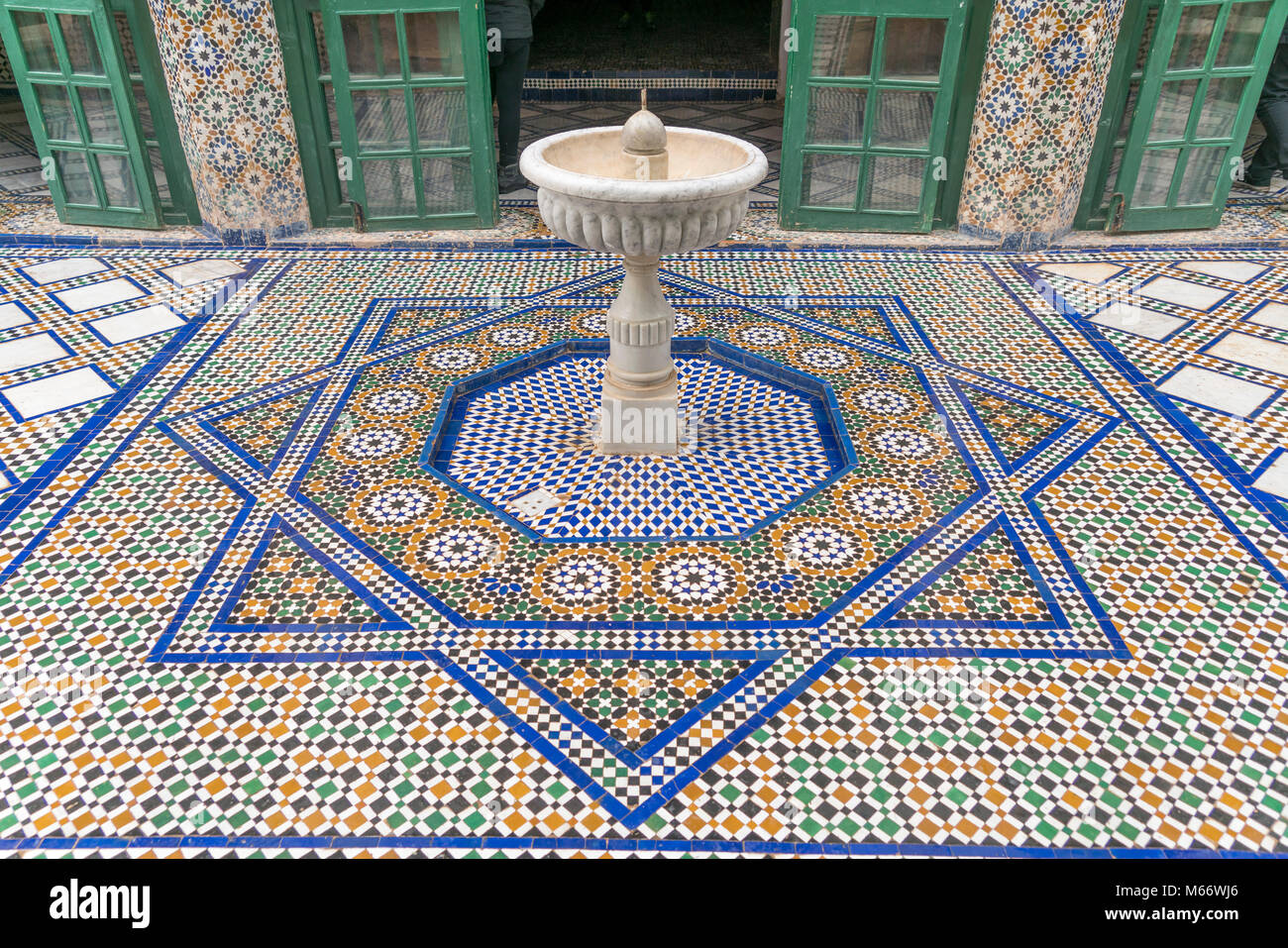 Pavimento a mosaico con fontana, Palazzo di Bahia, Marrakech, Marocco Foto Stock