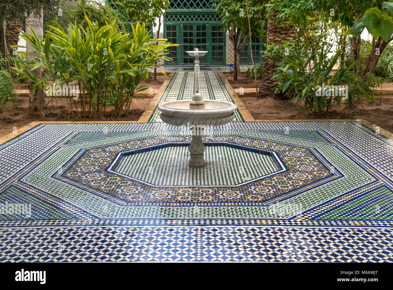 Pavimento a mosaico con fontana, Palazzo di Bahia, Marrakech, Marocco Foto Stock