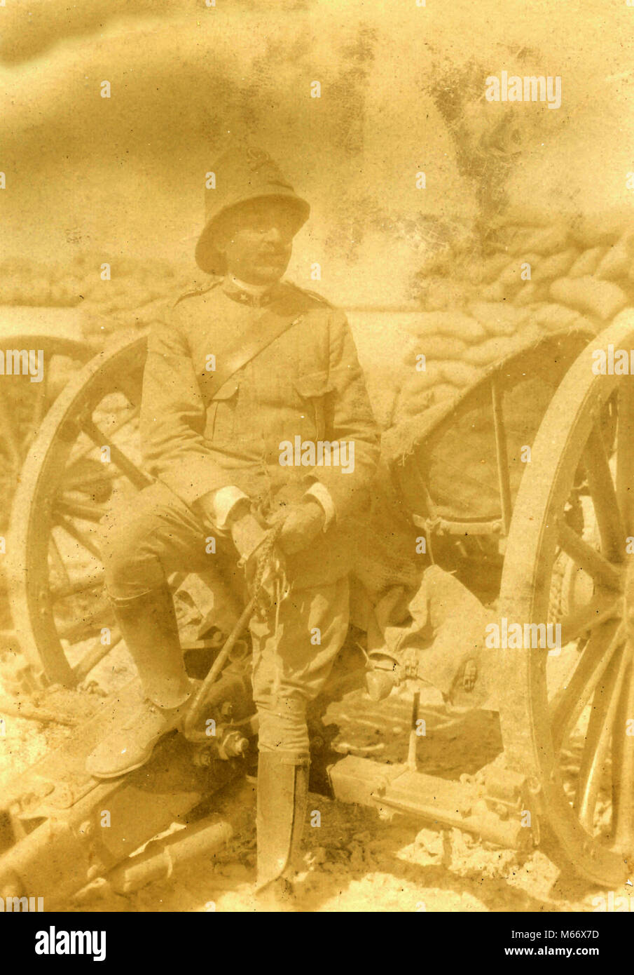 Soldato italiano con un cannone dietro la trincea, 1910s Foto Stock