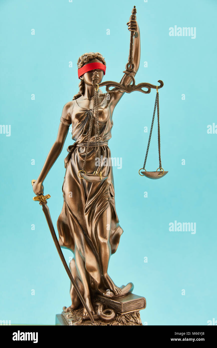 Justitia statua in bronzo con la bilancia e spada e gli occhi bendati per  la giustizia Foto stock - Alamy